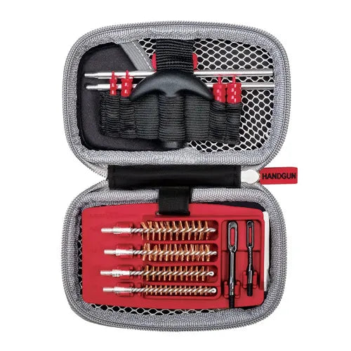 Mobilny zestaw do czyszczenia pistoletów Real Avid Gun Boss Handgun Kit w otwartym czarnym futerale nylonowym ze szczotkami z brązu fosforowego i stalowym wyciorem