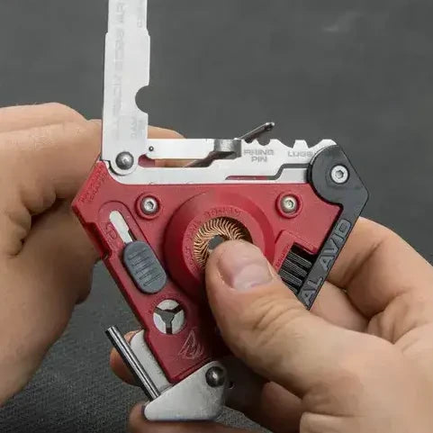 Profilowany skrobak multitoola Real Avid Carbon Boss oczyszczający wewnętrzne ścianki suwadła karabinka platformy AR-15.