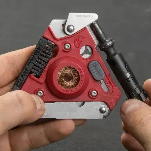 Wybijak do pinów takedown pins rozłożony w ramie multitoola Real Avid Carbon Boss na stanowisku serwisowym.