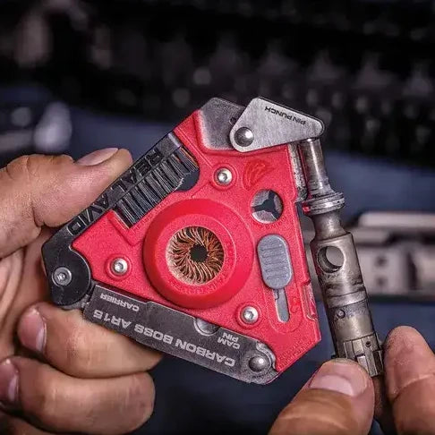 Lekki multitool EDC Real Avid Carbon Boss używany do szybkiej konserwacji i serwisu karabinka AR-15 w warunkach polowych.
