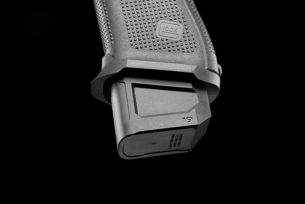 Lejek Strike Industries do Glock Gen 5 model 19 zamontowany na pistolecie z stopką magazynka