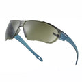 Strzeleckie okulary ochronne Bolle model Swift z przyciemnianą dymną szybą i niebieską powłoką lustrzaną Blue Flash oraz płaskimi zausznikami