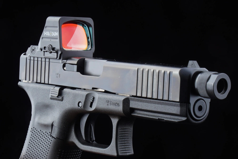 Kolimator Holosun 407COMP z widoczną boczną tacką na baterię CR1632 na pistolecie glock