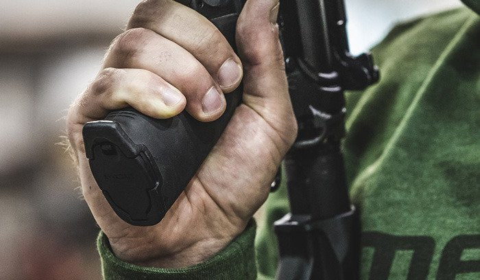 Chwyt pistoletowy MOE dla AR15/AR10 w kolorze czarnym na karabinku ar15 trzymany przez strzelca