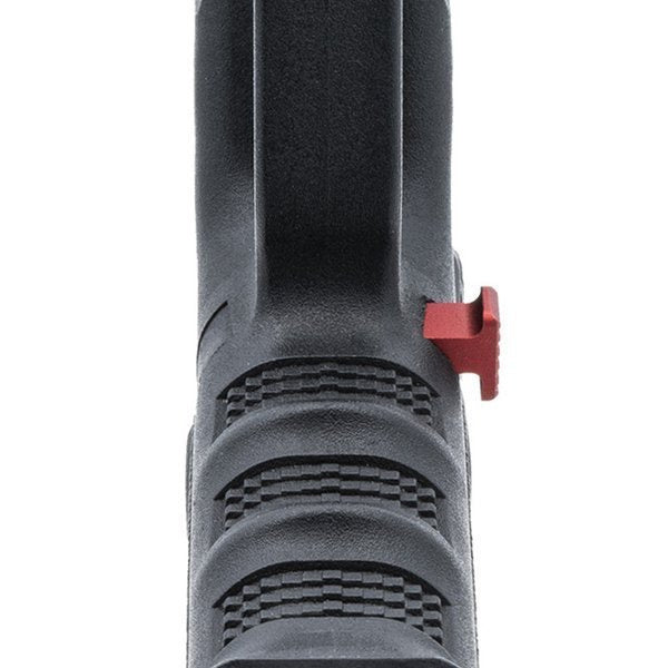 Anodyzowane aluminium czarne 6061 na przycisku zwalniacza Strike Industries.